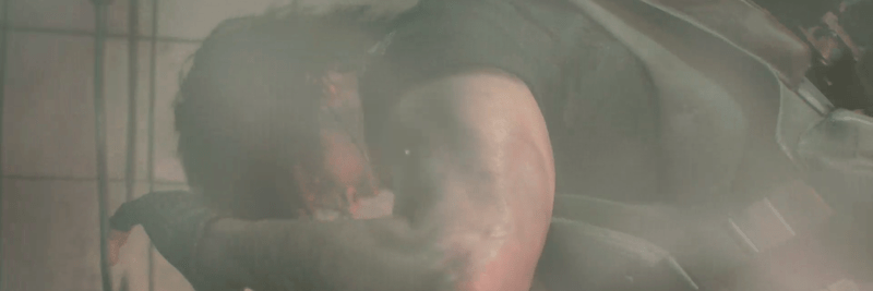 シャワー室の壁を破壊する