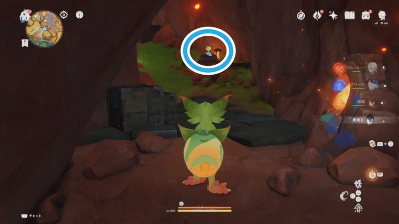 台座にあるボールを引き寄せ口に含む