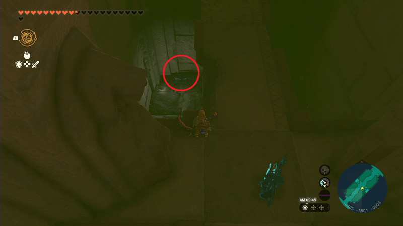 細い道を左下に降りた位置