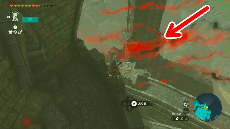 正面の塔の下側にパラセールで飛ぶ