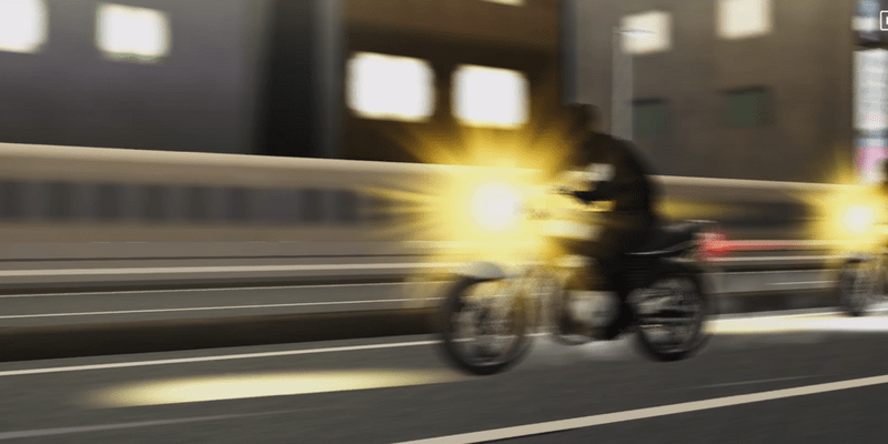 バイクのライトの色（金）