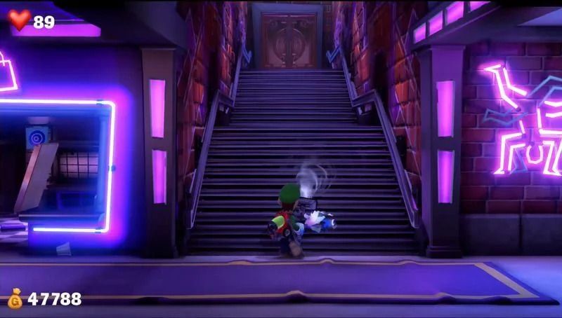 右奥の階段を登る