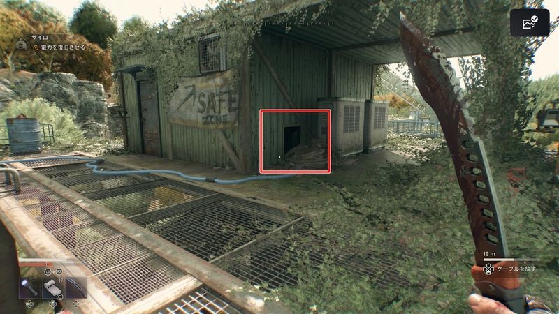 頂上の小屋に入り電力を復旧する