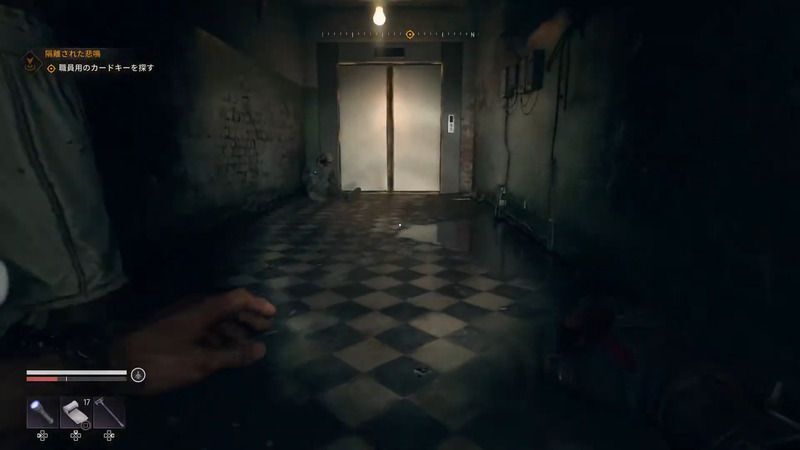 正面のエレベーターの扉に入る