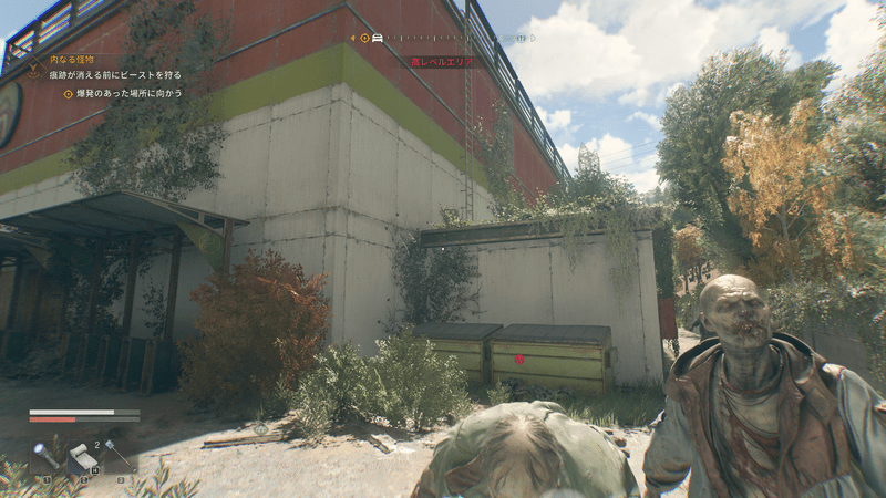 建物脇のはしごを登る