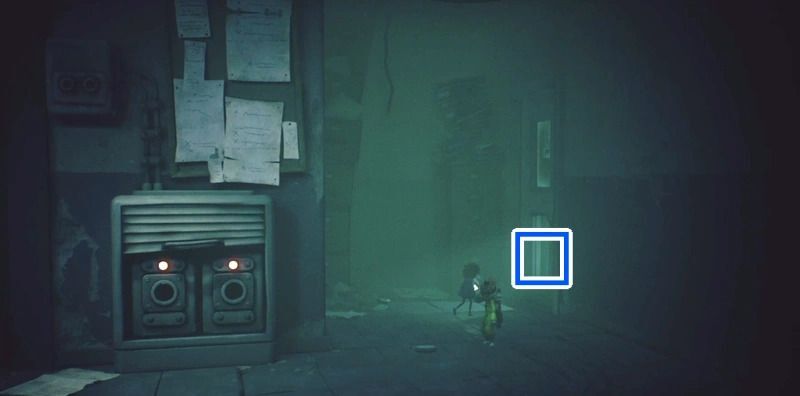 エレベーター右奥の窓をスパナで壊し、ライトを運搬