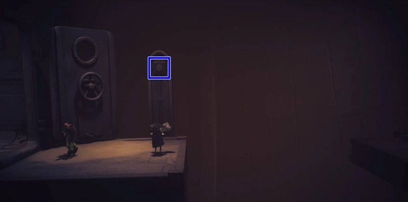 スイッチに向かって袋を投げる