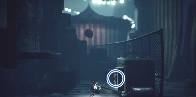 外のソケットにヒューズをはめる