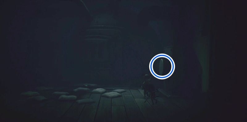 壁のスイッチをスパナで叩き、ヒューズを拾う