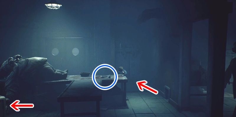 解体場のテーブル上でハンドルを取り、左の棚下へ