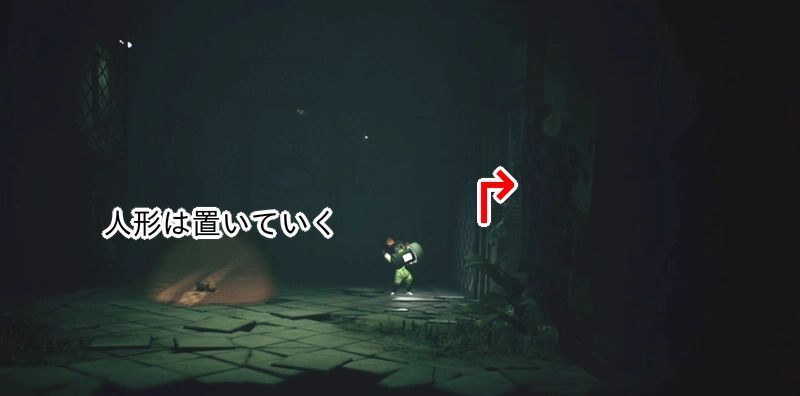 廊下に出たらすぐ右の割れた扉窓に侵入する