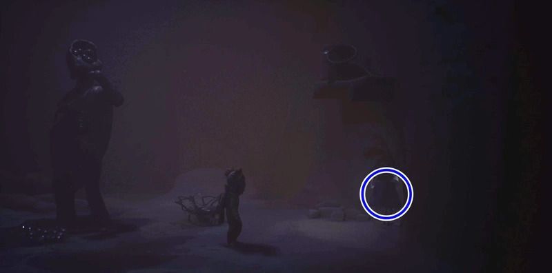 エレベーターから右方向へ、ほら穴をかがんで通る