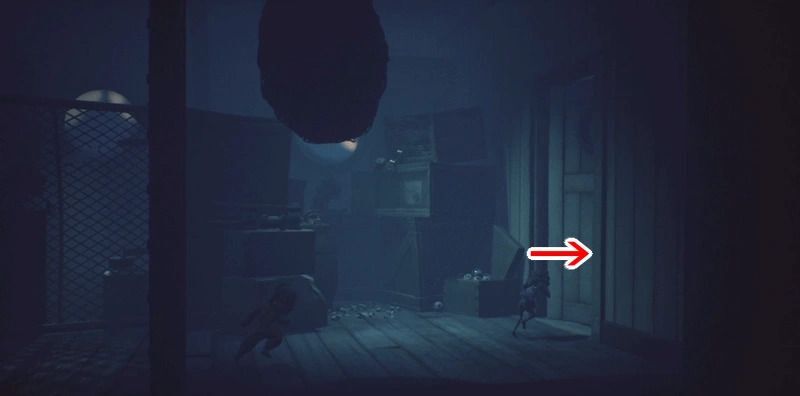 小窓の先の扉に準備を整えて入る