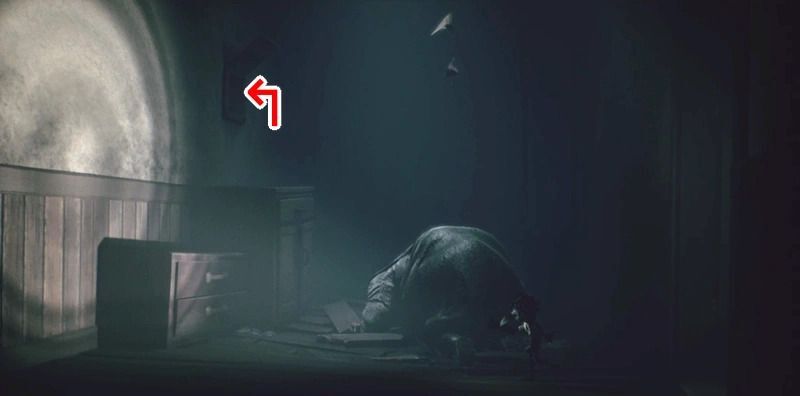 暗い廊下の左手の部屋から小窓に入る