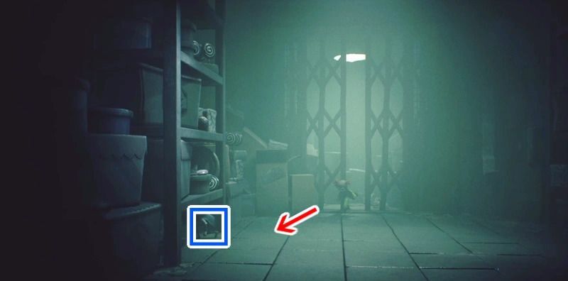 エレベーターを降りたらすぐに左の棚の下に隠れる