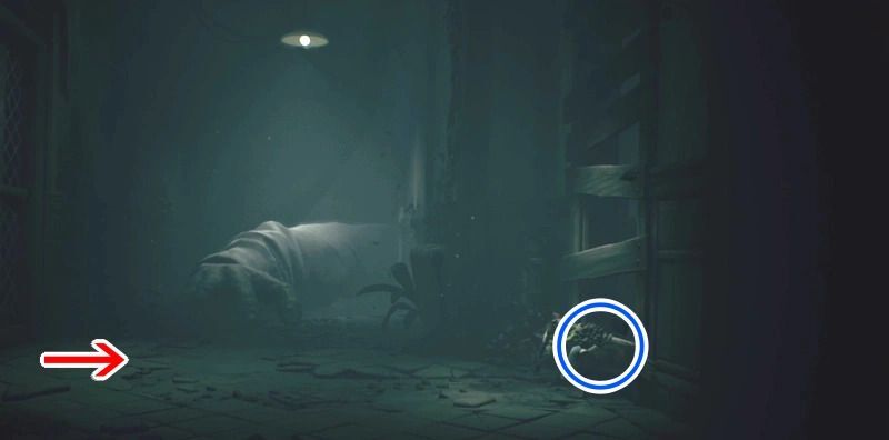 巨大な手が襲ってくる前に、右手の木の板を外して中へ