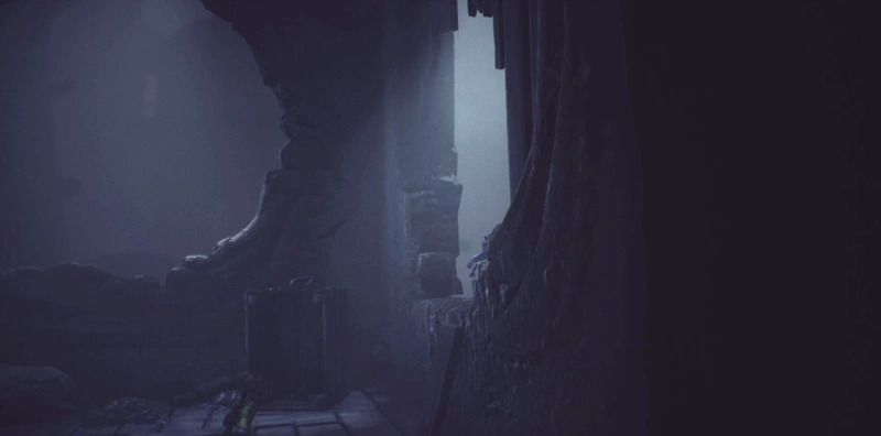 右側の壁から外へ出て進む