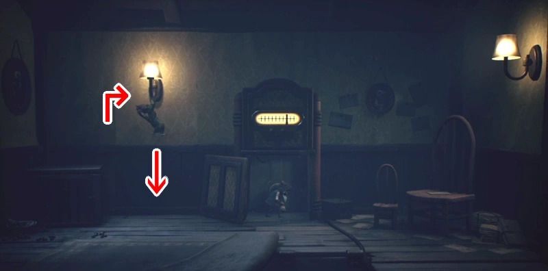 明かりのついた電灯にぶらさがり隠し扉を開ける