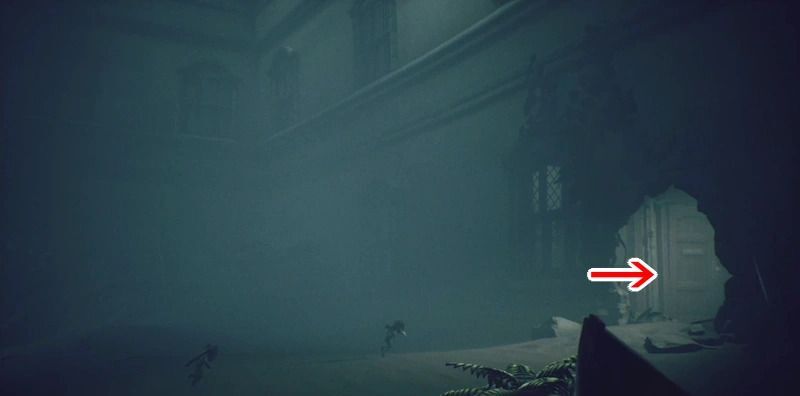 右方向の建物に入る