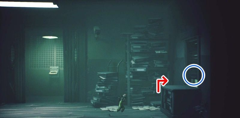 窓のシャッターを開けて外へ