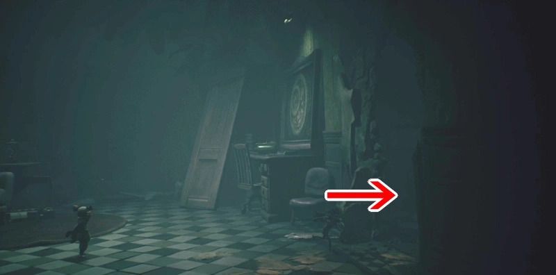 右の壁穴から通路を進む