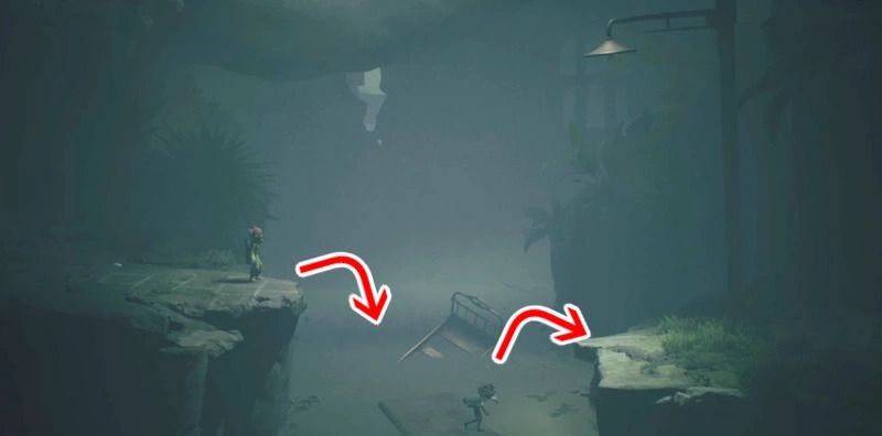 浮かんだマットを足場に対岸へ渡る