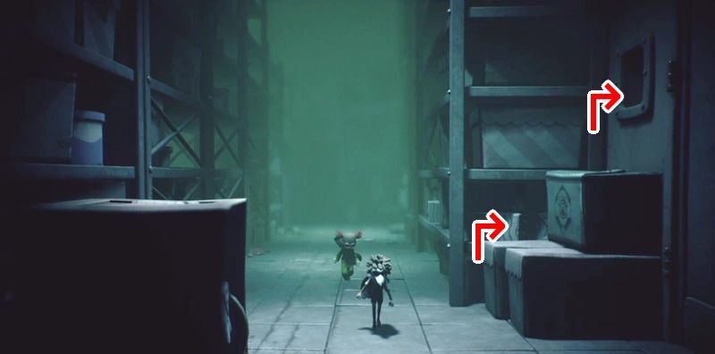 段差を登って小窓の中から室内へ