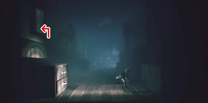 L字廊下の南端から小窓に入る