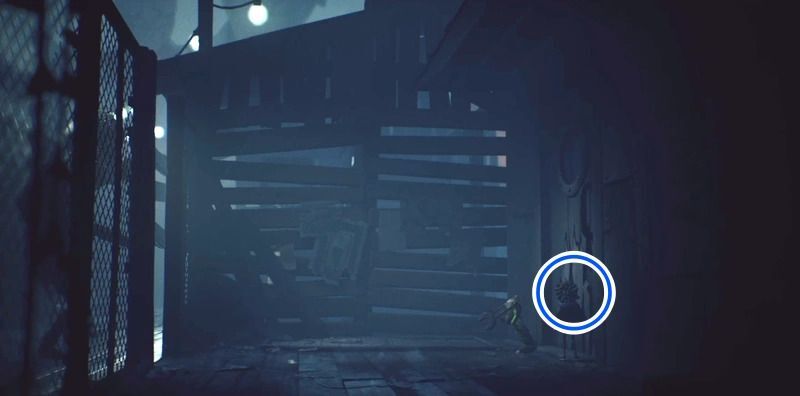 敵が木の板を剥がす前に、スパナで壁を壊す