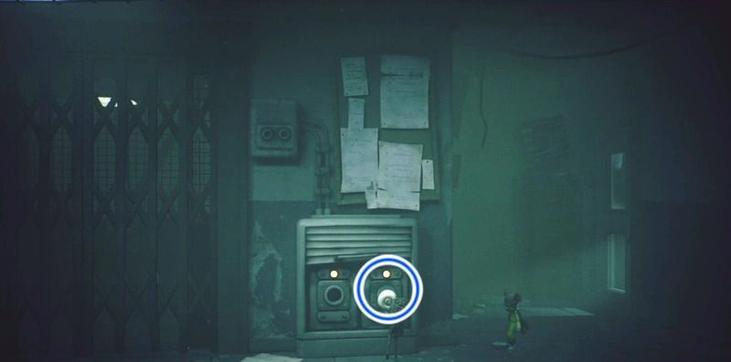 エレベーター横のソケットに1つ目のライトをはめる