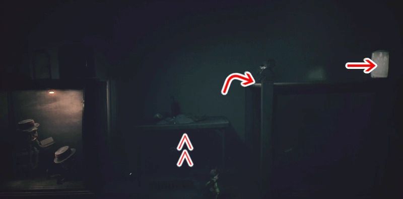 金網近くの机から隣の部屋へ