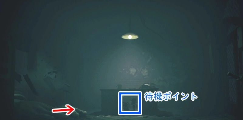 すぐに中央の机に隠れる