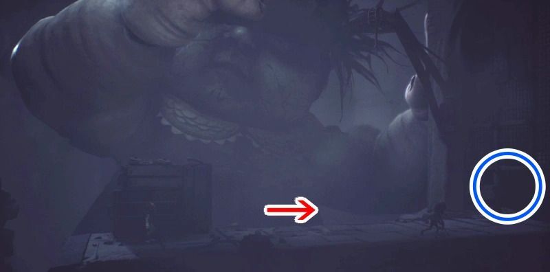 ベイビーが木箱を拾っている間に、右の門をくぐる