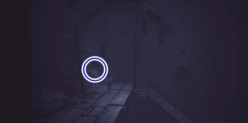 階段上の石壁をスパナで壊す