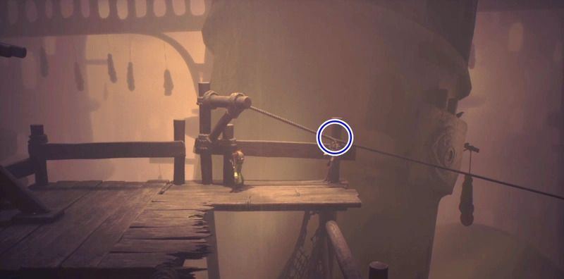 ジャンプしてワイヤーロープを掴んだら対岸へ渡る