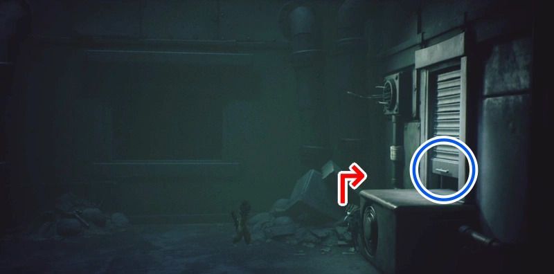 一番上まで登ったら右手のシャッターの中に入る