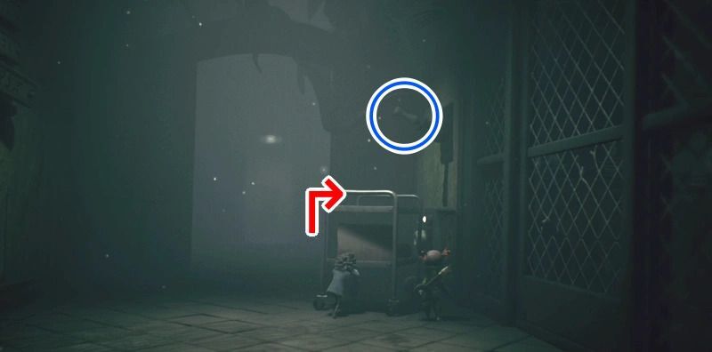 近くの台車を動かし、足場にしてレバーを下げる