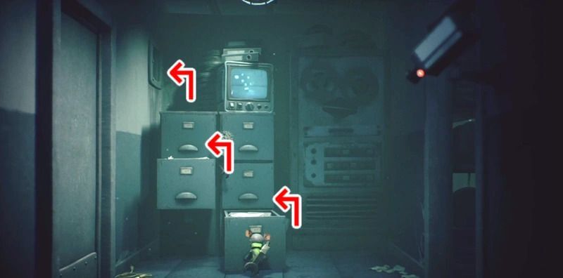 棚を引いて足場にして上に登り、小窓の中へ