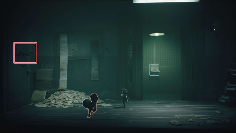 エレベーターを下りると左側にリングがあるのでボールを投げ入れる