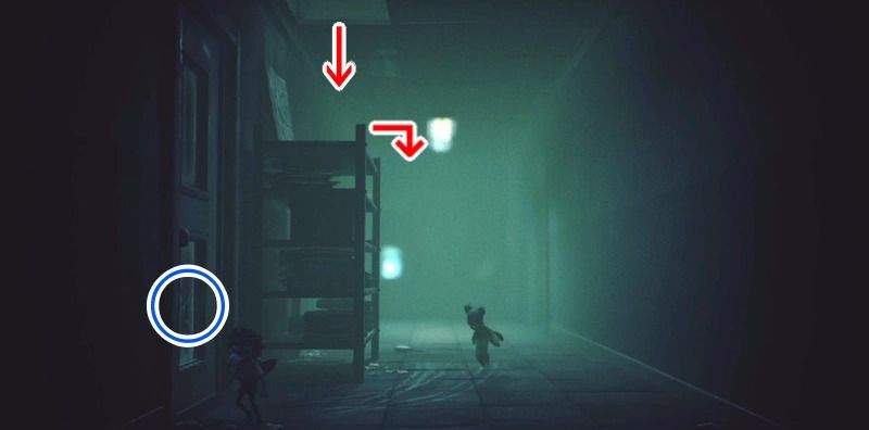 廊下に降りたら下方向にあるドア窓をスパナで壊す