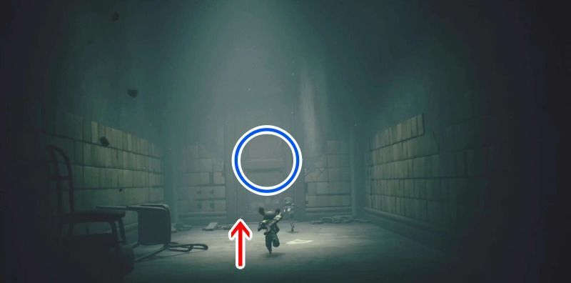 通路を上方向に進み、協力して扉を開く