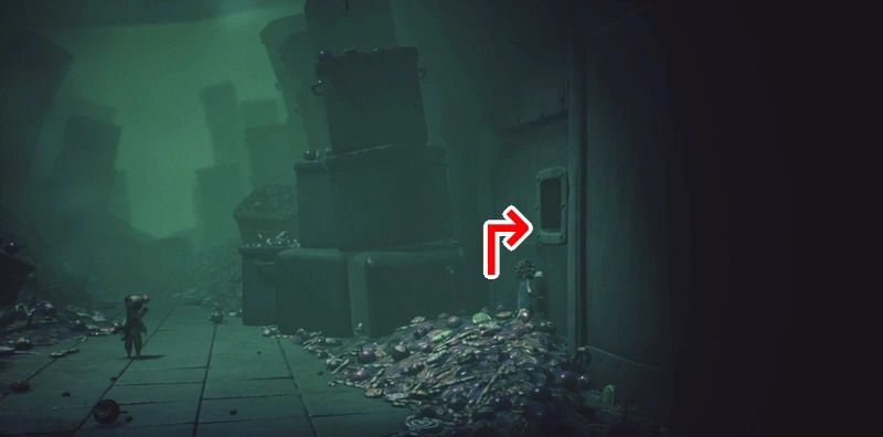 右壁にある小窓の中に入る