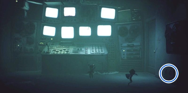 右手のフラップ扉から隣の部屋へ