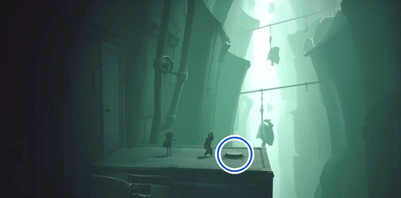 鉄筋を登った上のスイッチをスパナで叩く