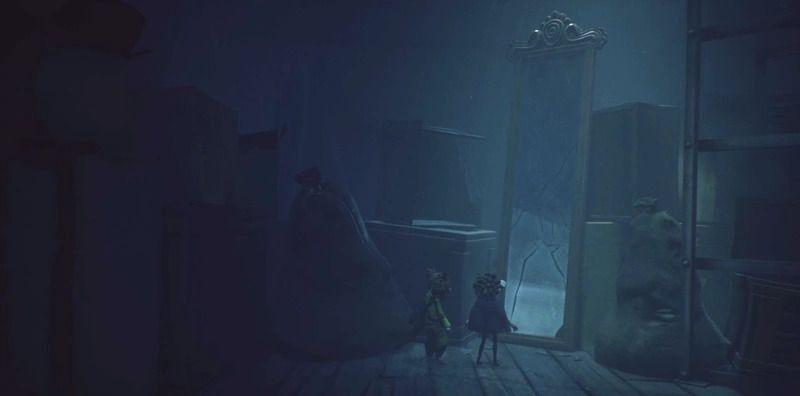 割れた鏡を調べる