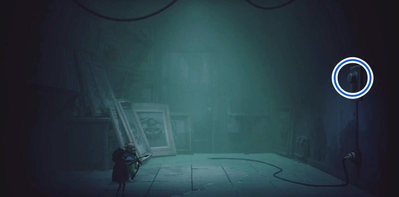 弓矢で壁のスイッチを撃ち、電線の電流を止める