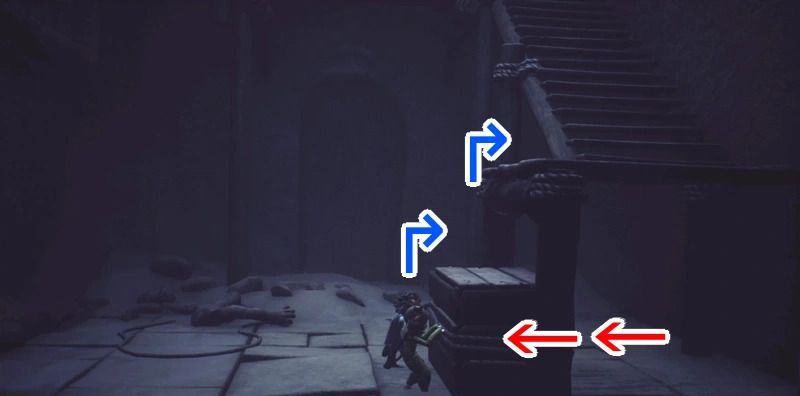 階段下の木箱を手前に引っ張り足場にす