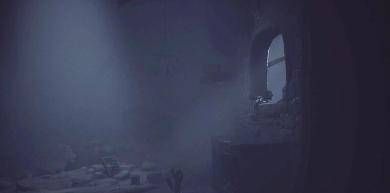 右手の台を登って窓の外へ