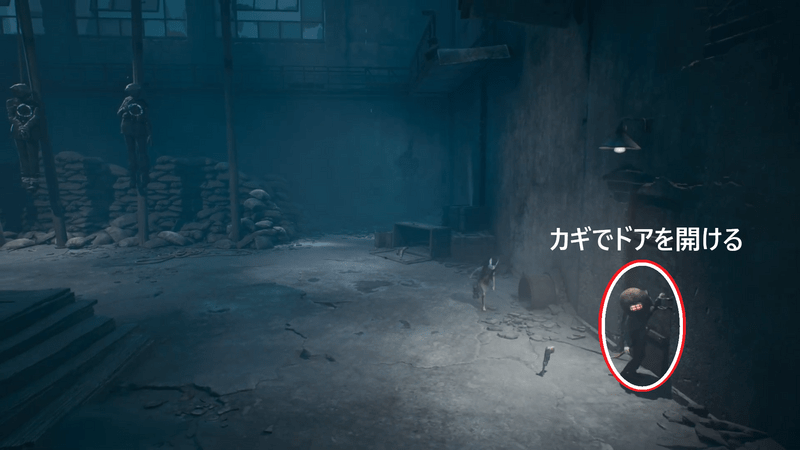 カギを使って右側のドアを開く