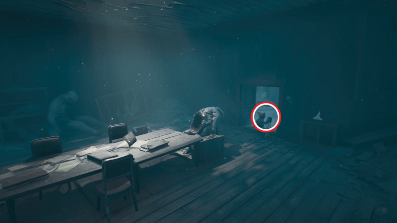 バールでドアをこじ開ける